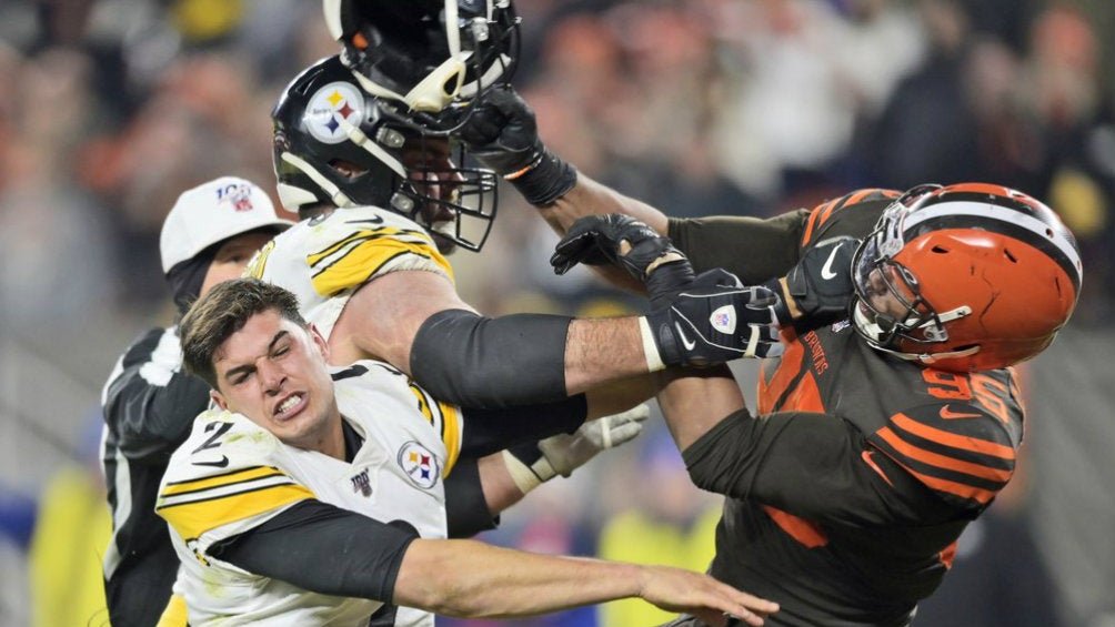 El golpe de Myles Garret a Mason Rudolph con el casco