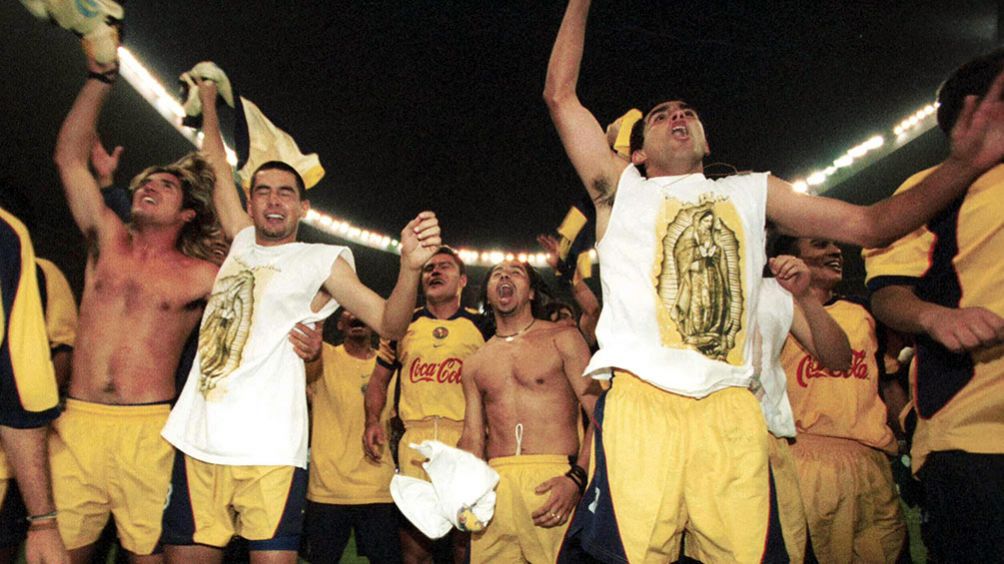 Jugadores de las Águilas celebran el título azulcrema de 2002