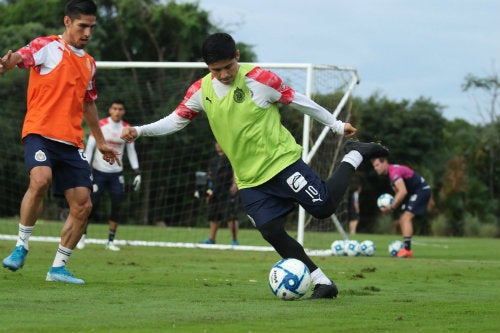 José Mdueña y Eduardo López en la práctica de Chivas