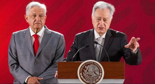 AMLO y Manuel Bartlett, durante un discurso