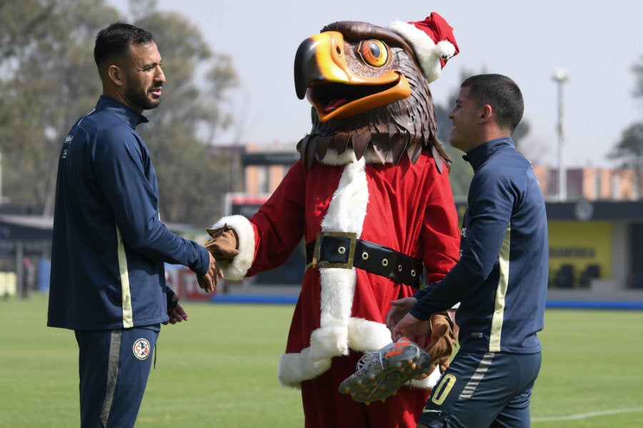 Aguilera y Richard Sánchez con la mascota de las Águilas