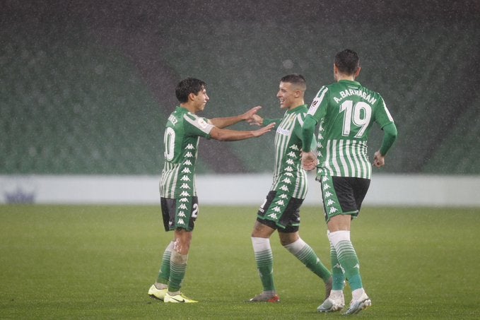 Diego Lainez festejando gol