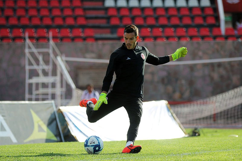 Sebastian Fassi despeja el balón