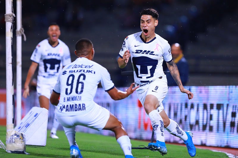 Felipe Mora festeja un gol con Pumas en el A2019