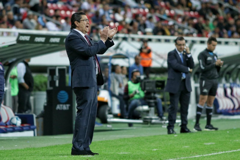 Luis Fernando Tena dirigiendo en partido ante Veracruz