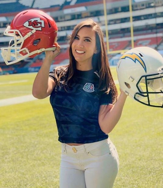 La conductora haciendo promoción para el juego de NFL en México 