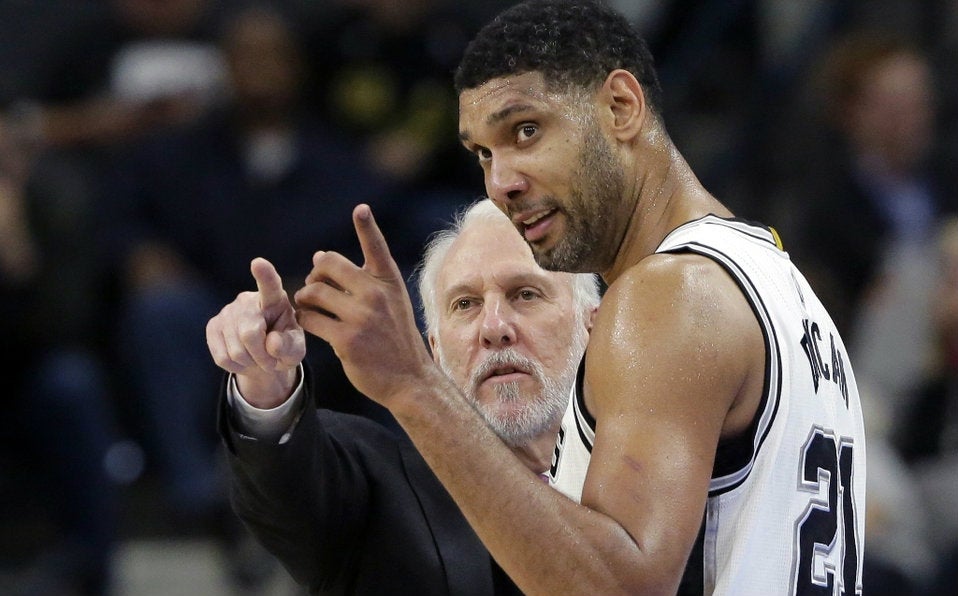 Popovich y Tim Duncan, durante un juego de los Spurs