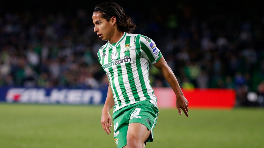 Diego Lainez en un duelo con el Betis 