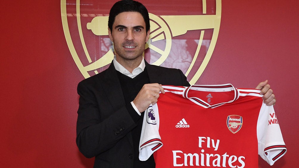 Mikel Arteta posa con la camiseta del Arsenal 