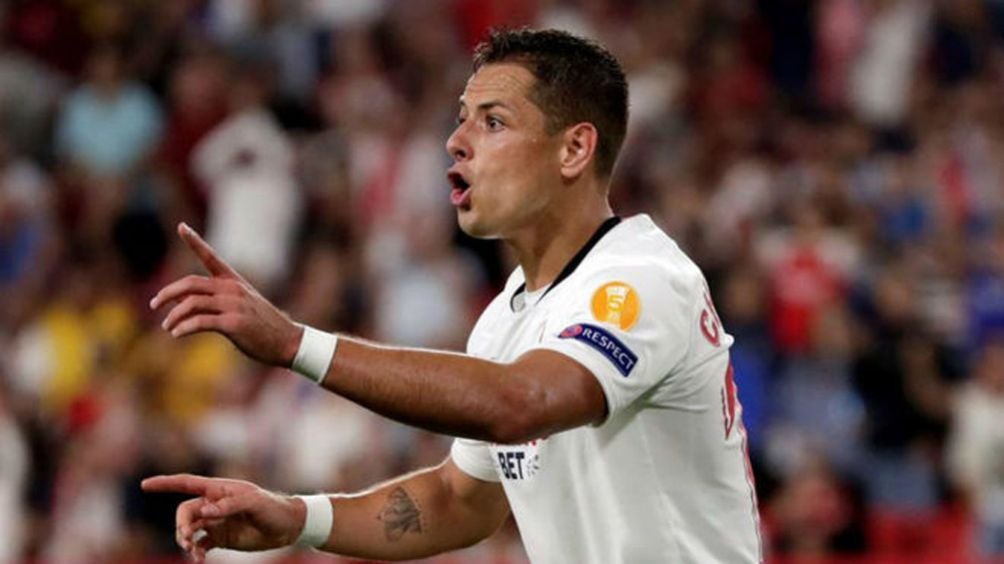 Chicharito durante un duelo con el Sevilla en Europa League 