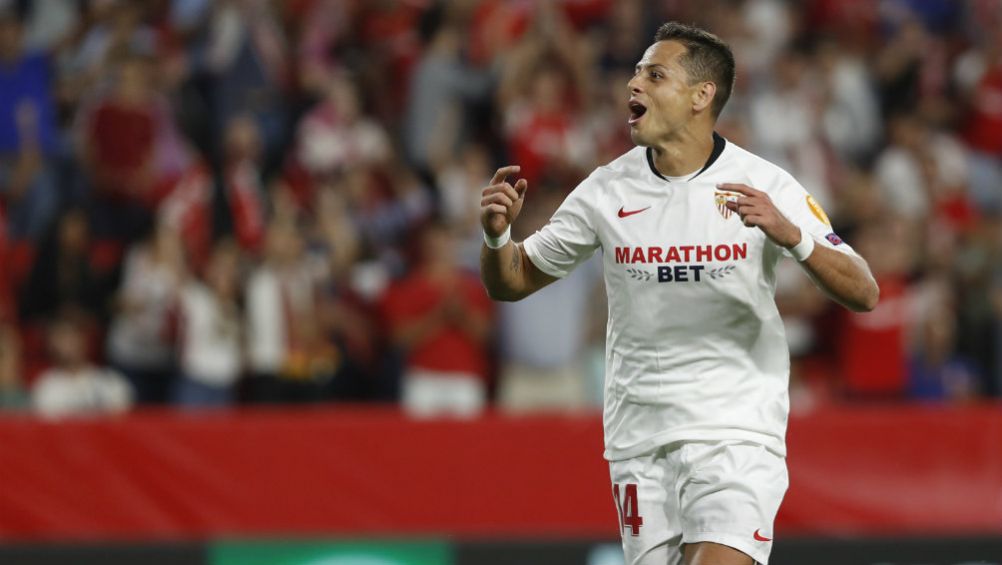 Javier Hernández, en festejo de gol con Sevilla