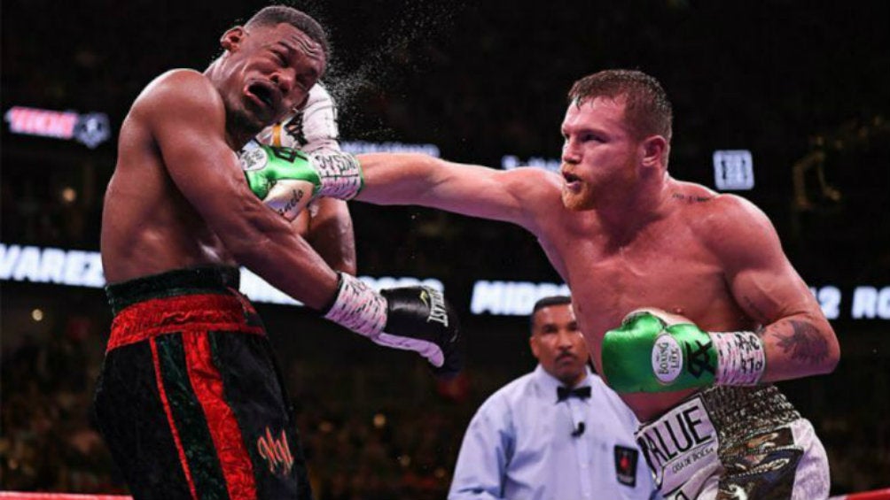 Canelo conectándole un golpe a Jacobs