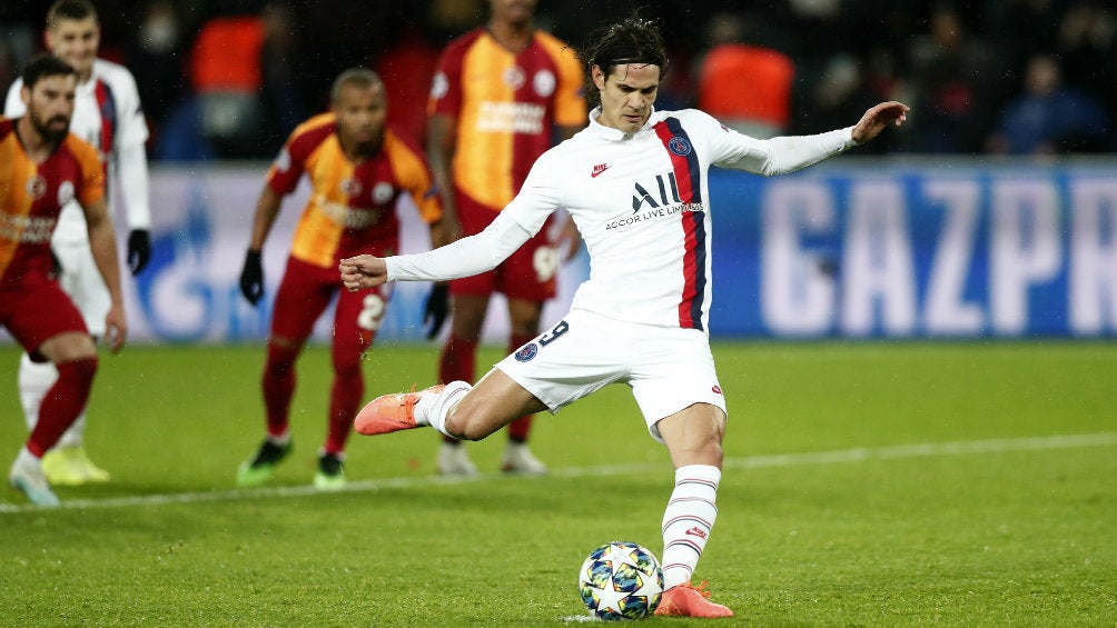 Edison Cavani tirando un penal con el PSG