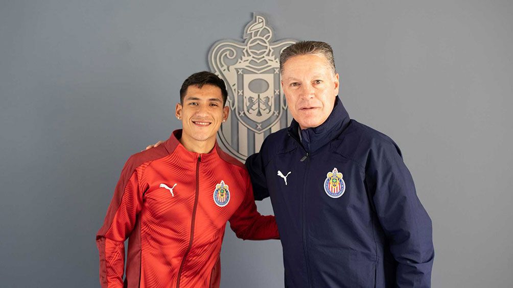 Uriel Antuna junto a Ricardo Peláez