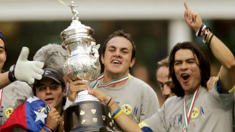 Cuauhtémoc Blanco celebrando su título con América