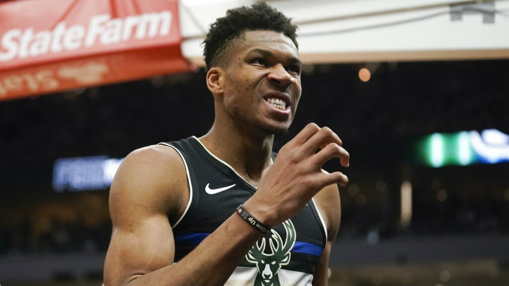 Giannis Antetokounmpo festeja una canasta