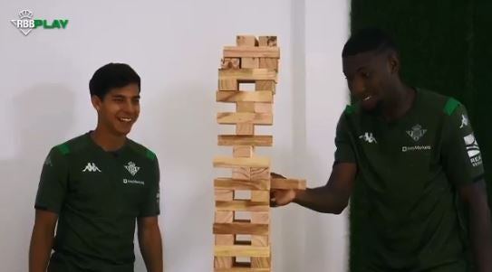 Diego Lainez jugando Jenga con Emerson