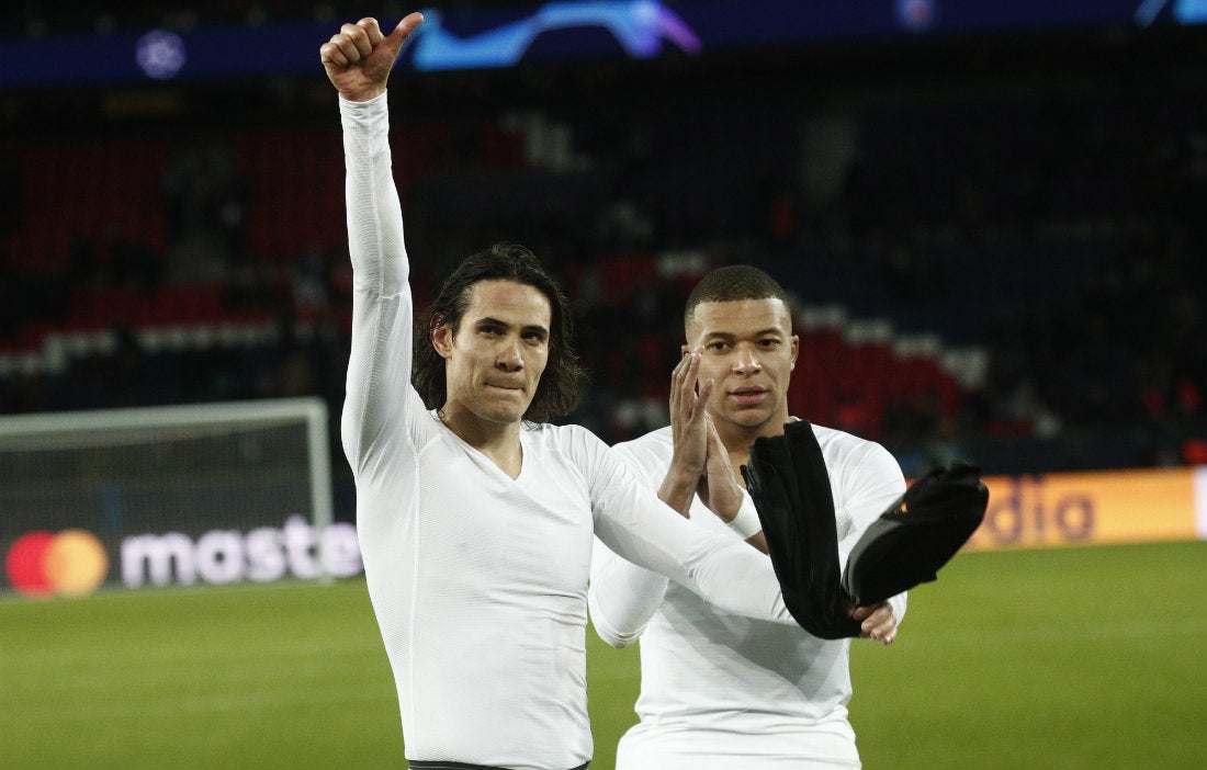 Edison Cavani y Kylian Mbappé después de un partido del PSG