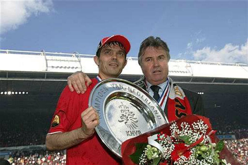 Hiddink con Phillip Cocu, tras ganar la Liga de Holanda con PSV en 2006