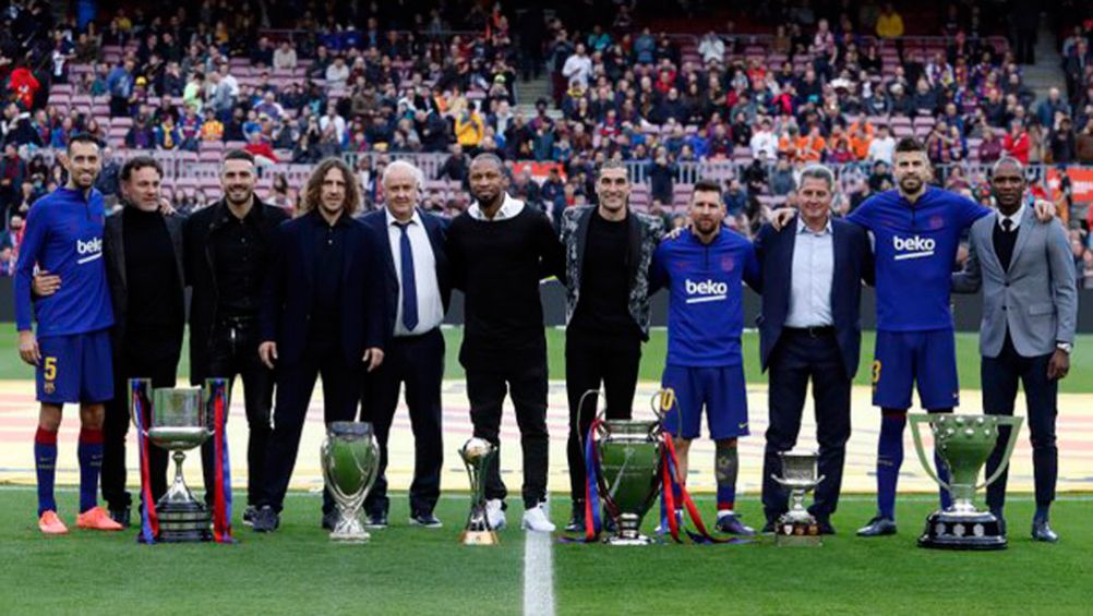 Jugadores posan con los seis trofeos del Barcelona 