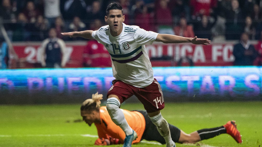 Uriel Antuna festeja un gol con Selección Mexicana