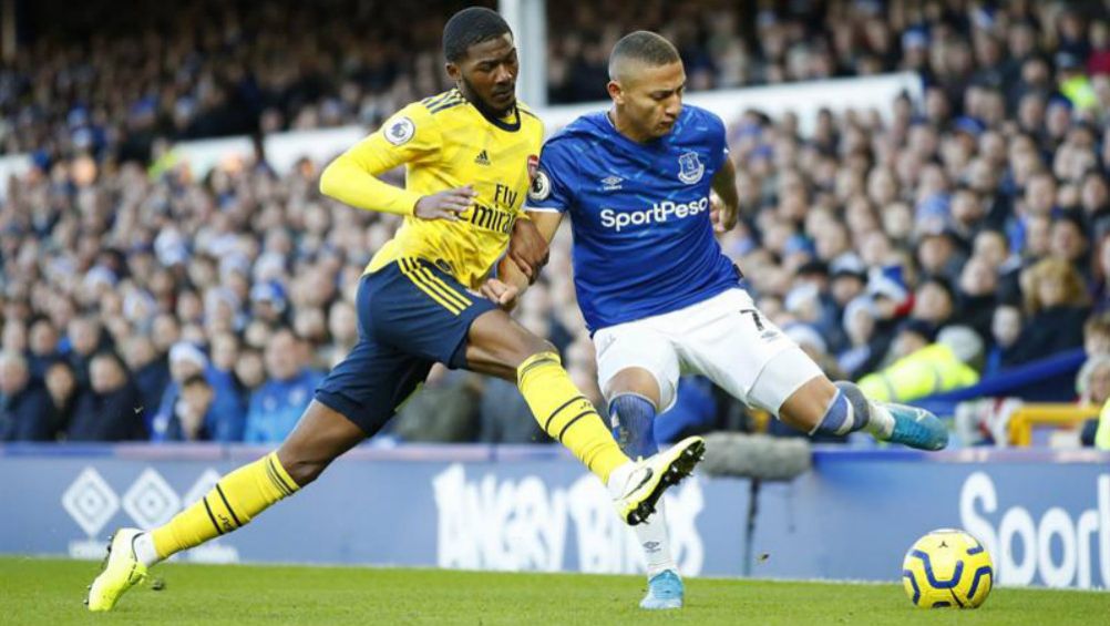 Maitland-Niles y Richarlison, durante el partido