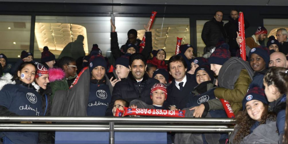 Nasser bin Ghanim Al-Khelaïfi Presidente del club con los niños de su fundación 