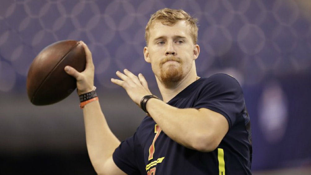 C.J. Beathard durante una práctica