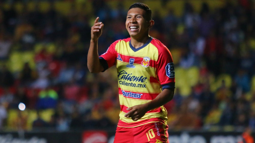 Edison Flores celebrando un gol con Morelia