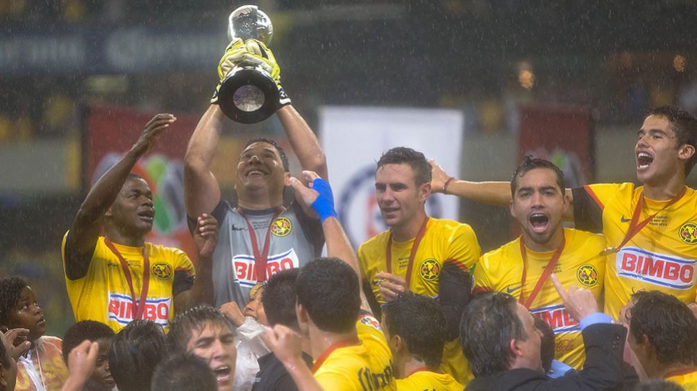 Moisés Muñoz levanta el trofeo tras ganar el Clausura 2013