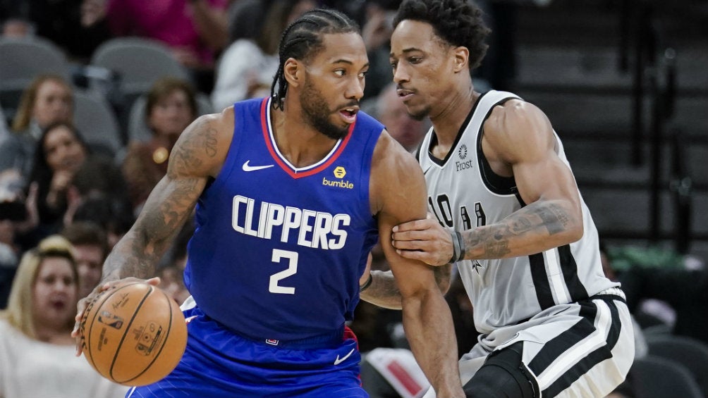 Kawhi Leonard durante un partido con Clippers