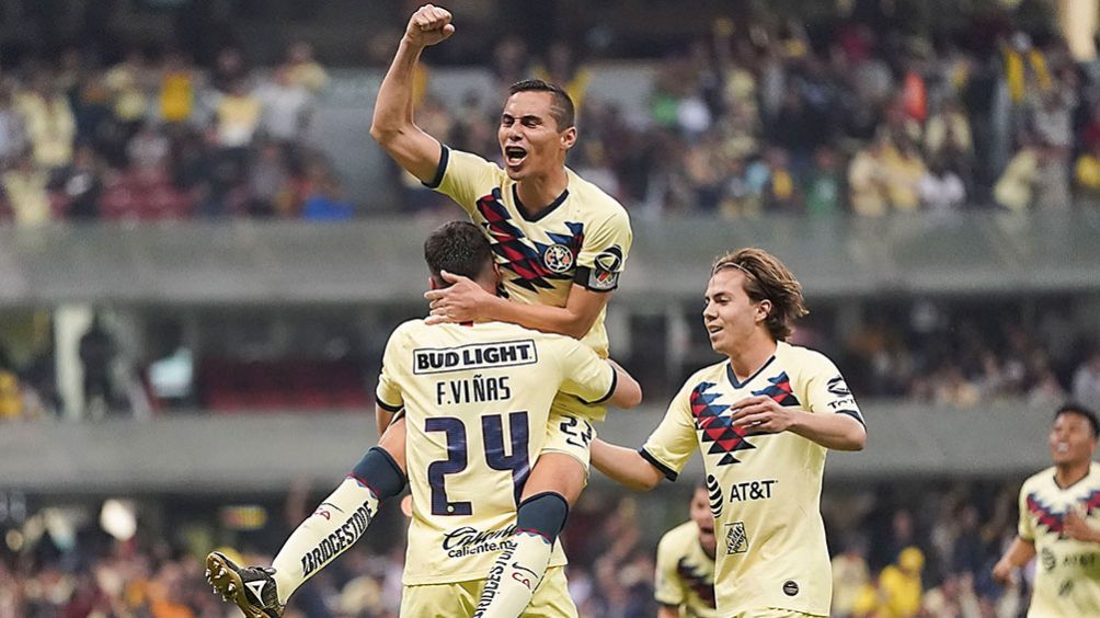 Federico Viñas, Paul Aguilar y Francisco Cordova en festejo