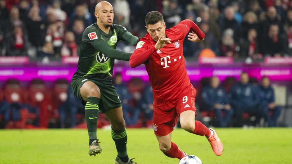 Lewandowski pelea un balón contra Tisserand