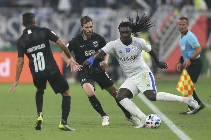 Bafetimbi Gomis controla el balón