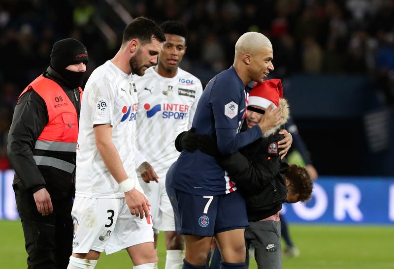 Mbappé abraza a pequeño que se coló a la cancha