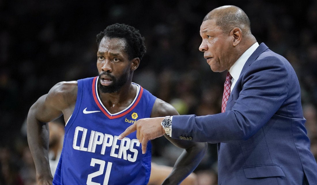 Entrenador de los Clippers habla con Patrick Beverley