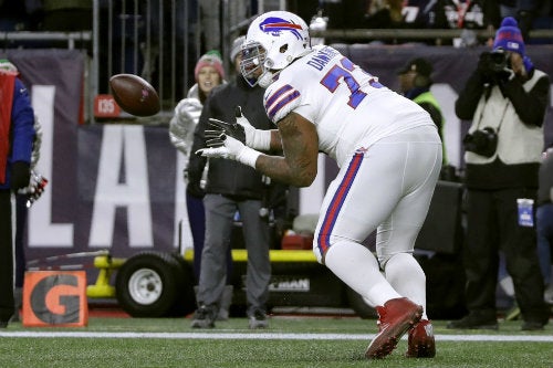 Dion Dawkins captura el pase de Josh Allen