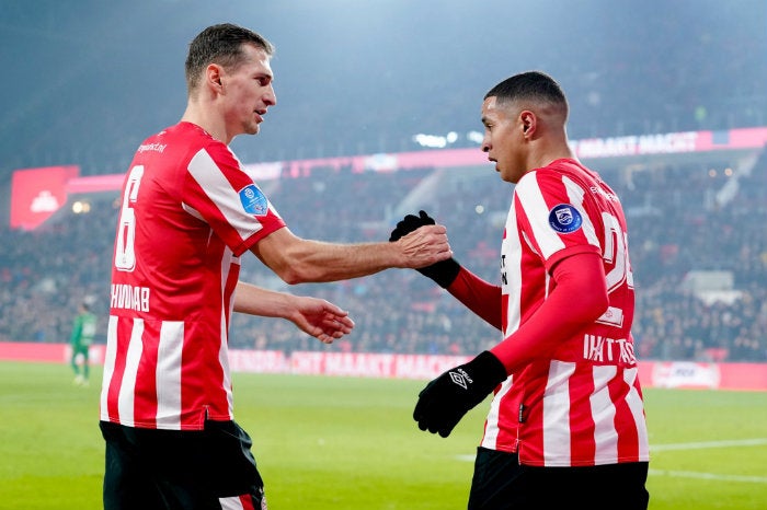 Jugadores del PSV festejan gol 