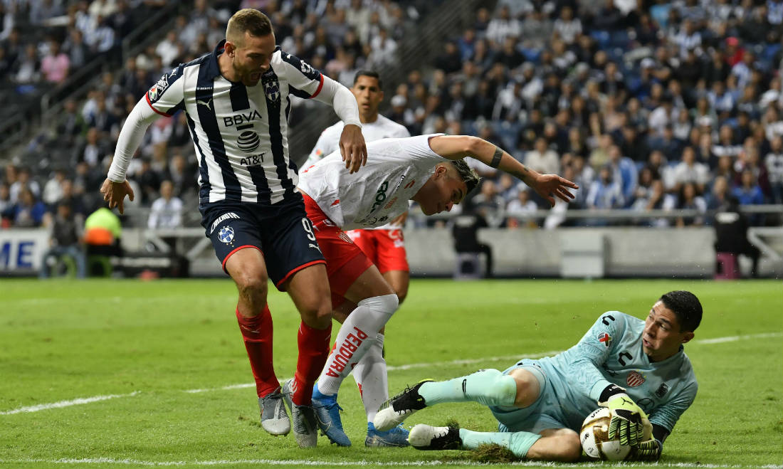 Hugo González en el partido entre Monterrey y Necaxa