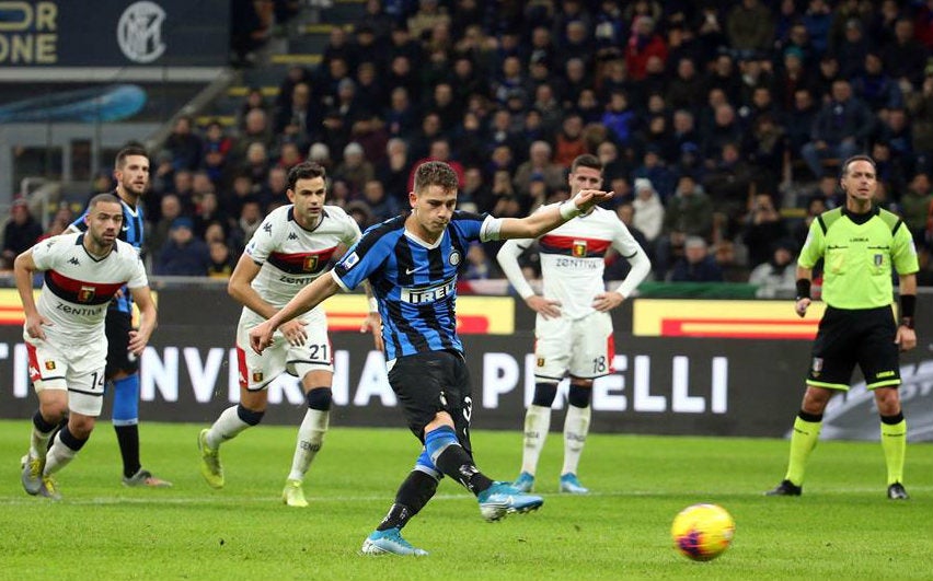 Sebastiano Esposito marcó de penalti su primer gol en Serie A
