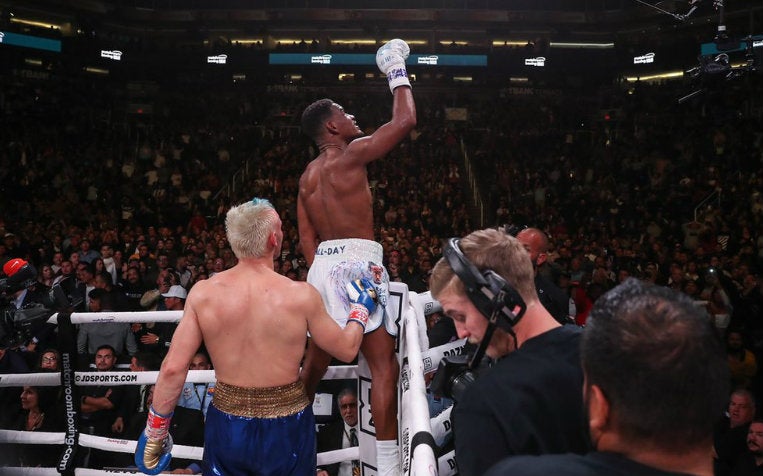 Daniel Jacobs alzando la mano tras vencer a Chávez Carrasco