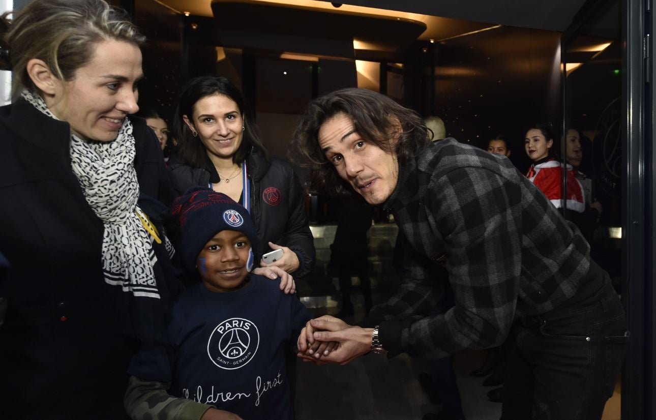 Cavani conviviendo con los niños de la fundación 