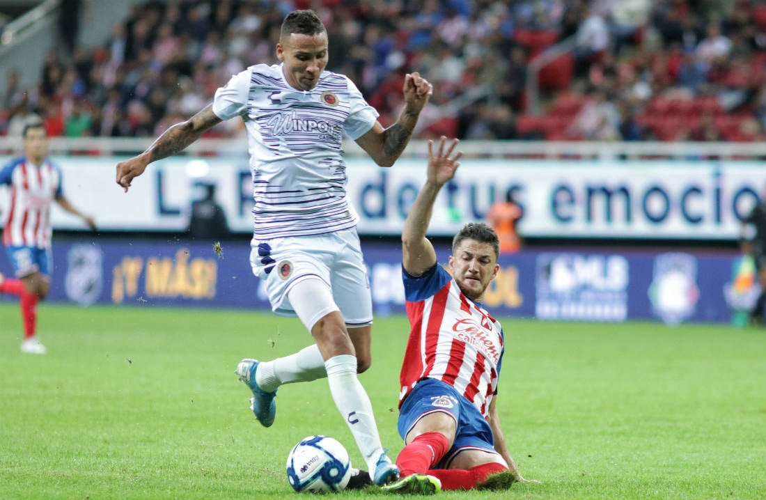 Diego Chávez disputando un balón con Hiram Mier