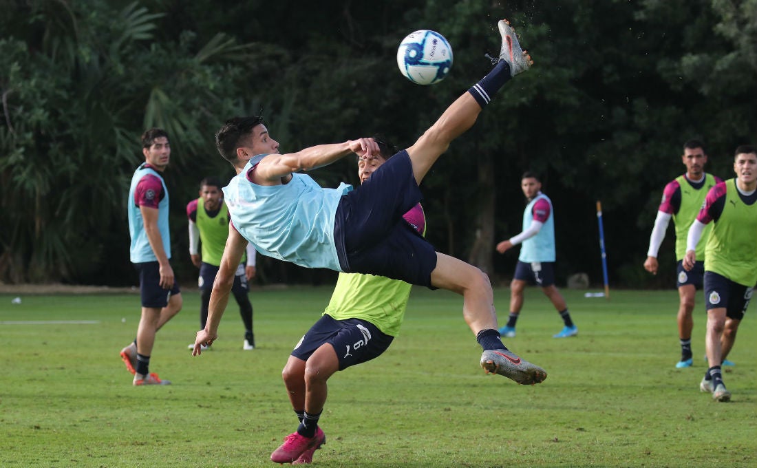 Uriel Antuna durante un entrenamiento de Chivas