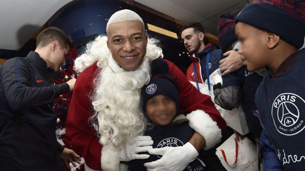 Kylian Mbappé vestido de Santa Claus