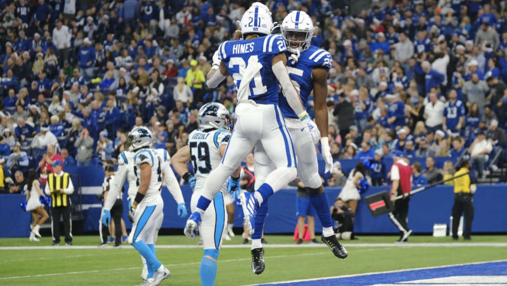 Marlon Mack celebra anotación