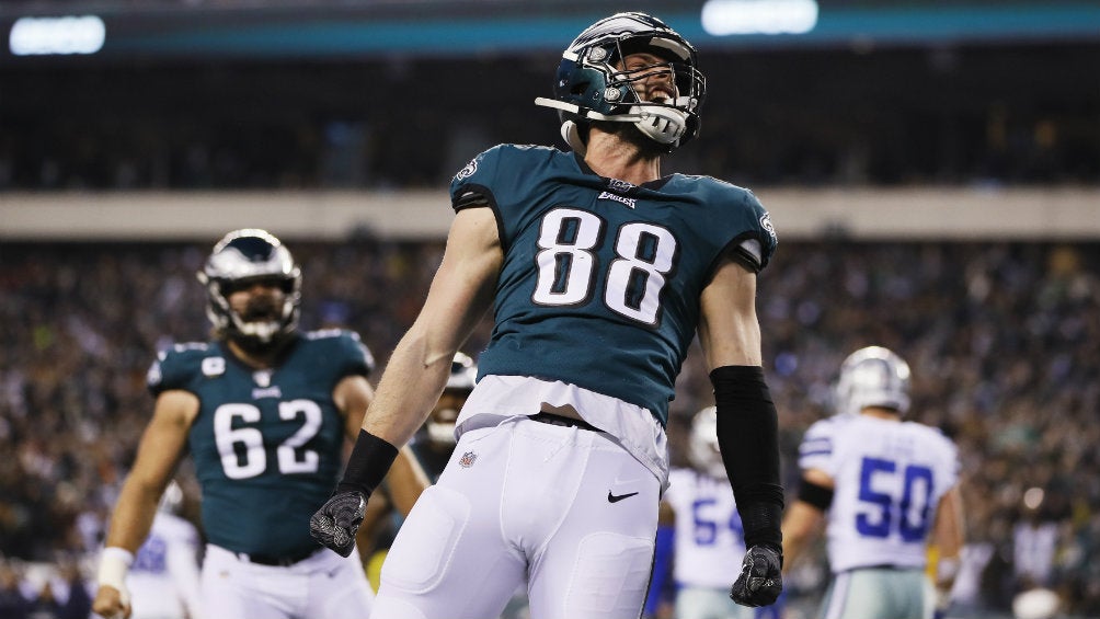 Dallas Goedert festejando tras anotarle a Cowboys