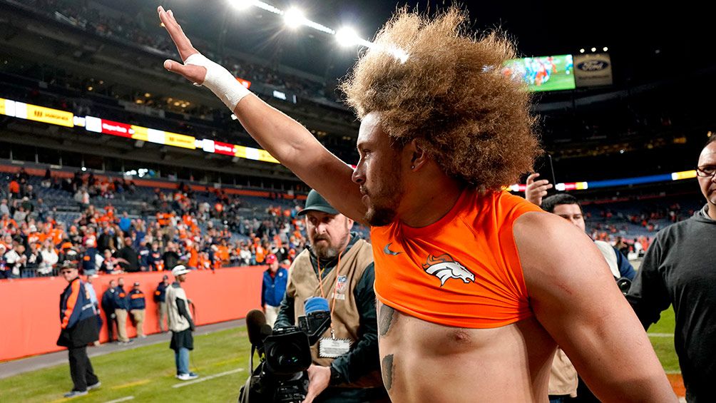  Phillip Lindsay saluda a los fans tras la victoria