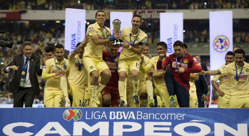 Molina y Layún levantando la copa 