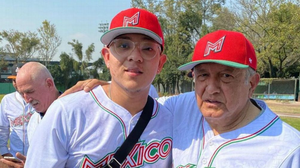 Julio Urías con Andrés Manuel López Obrador